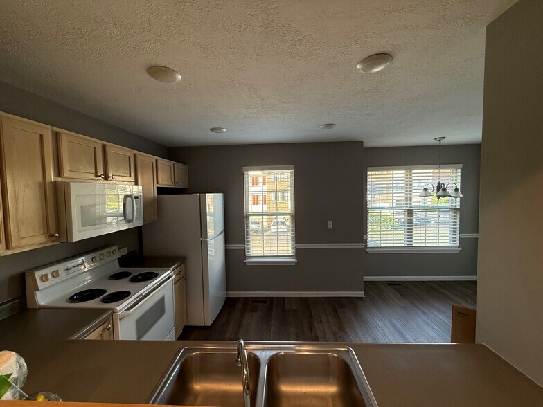 Kitchen - 104 Hillvue Dr