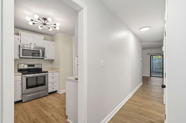 Building Photo - 3-Bed Spacious End Unit Townhouse