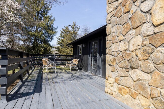 Building Photo - 10 Cedar Ave