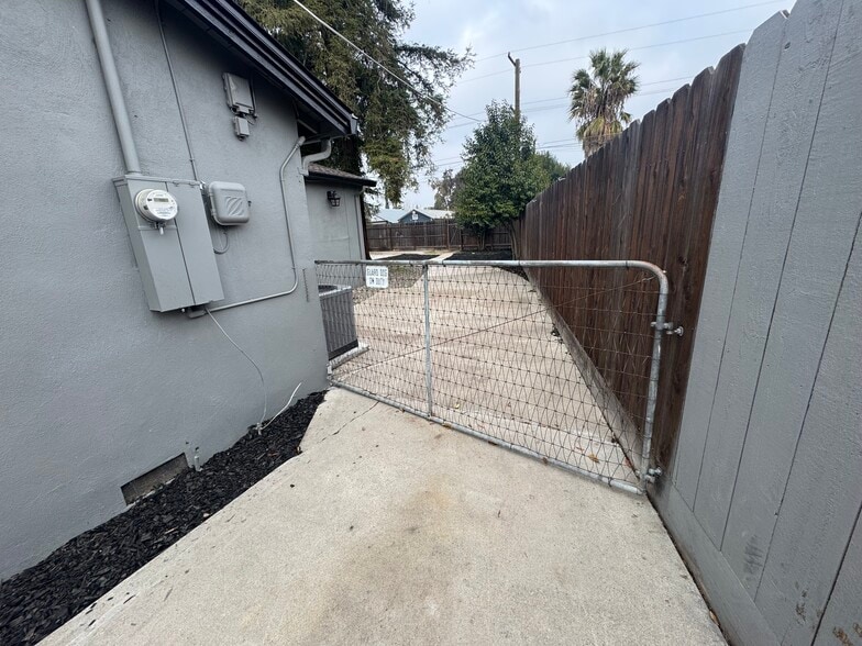 Building Photo - 809 Badgley Dr