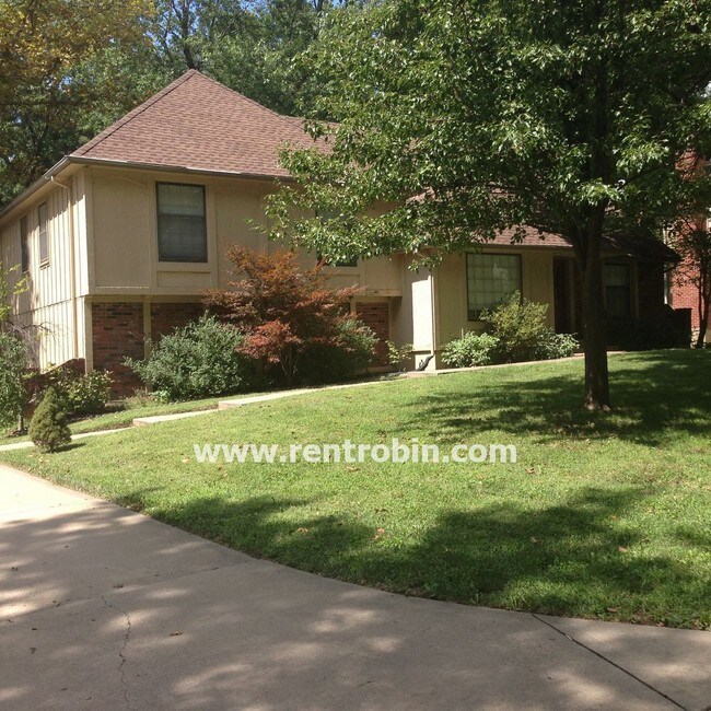 Building Photo - BEAUTIFUL EXECUTIVE HOME