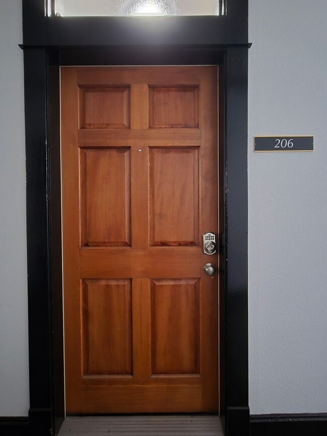 Building Photo - 302 W Commercial St