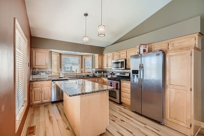 Building Photo - Beautiful 3-Bed 3-Bath Townhouse in Shoreview!