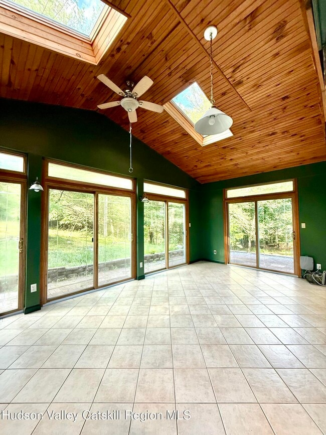 Building Photo - 18 Tara Ln