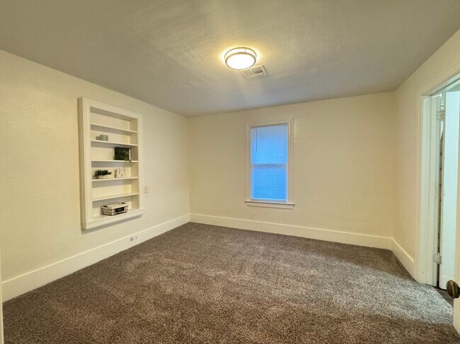 Building Photo - 304 N Cimarron Ave