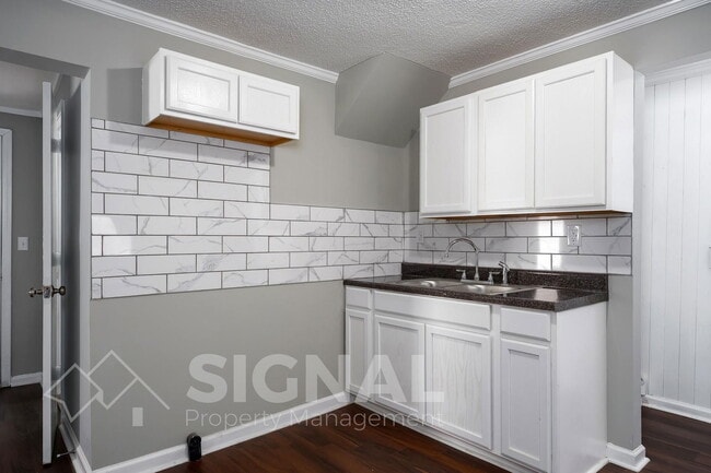 Building Photo - 2408 Fairfax Ave