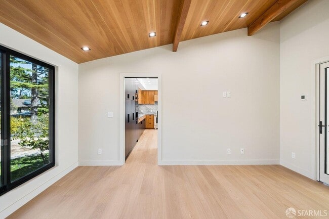 Building Photo - 1435 Lakeview Dr