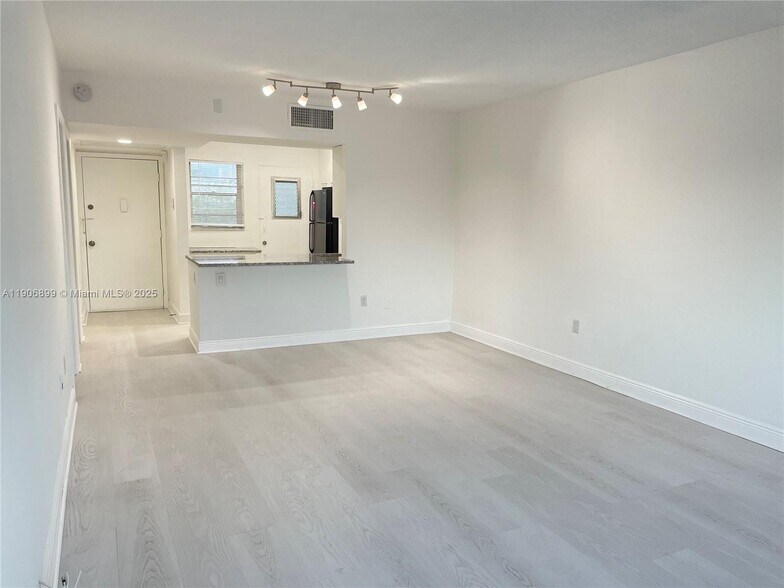 Primary Photo - 2810 NE 201st Ter