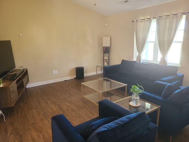 Building Photo - 3 Bedroom, 2 bath home in the Bridgeport C...