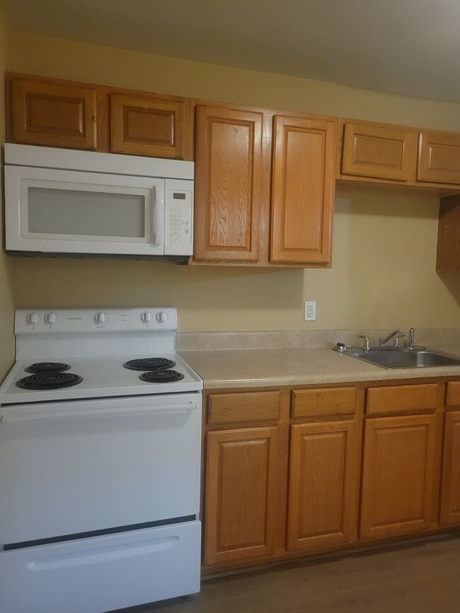 Building Photo - 4 bedroom, 1.5 bathrooms townhouse