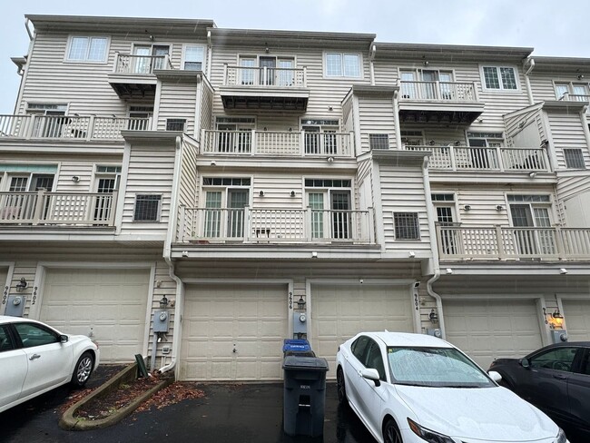 Building Photo - Fantastic 3 Bed 2.5 Bath Brick Townhome In...