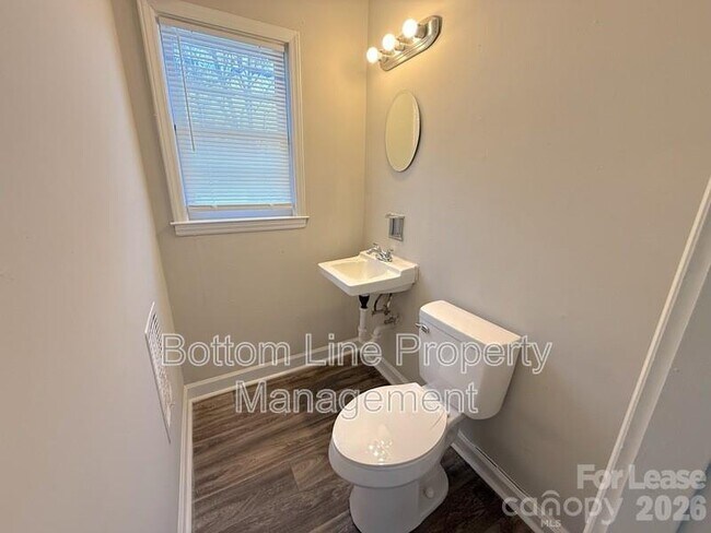 Building Photo - 907 Bannister Pl