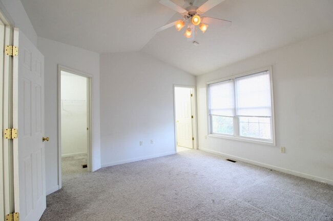 Building Photo - 3-Bedroom Townhome with Bonus Room, Large ...