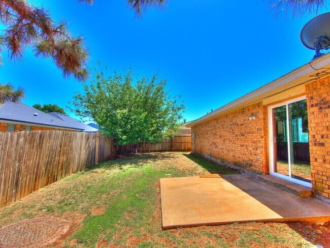 Building Photo - 3 Bed 2 bath!