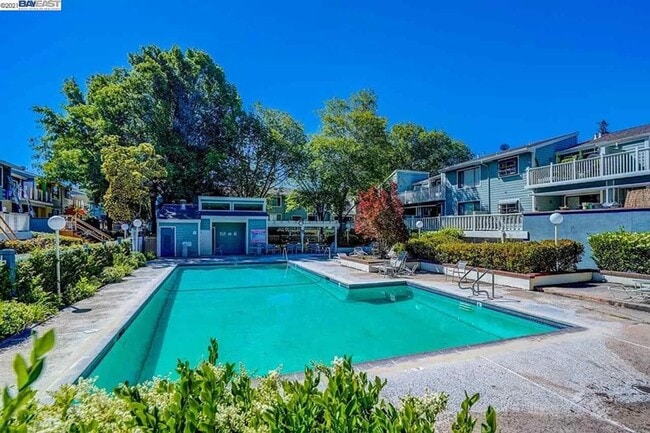 Building Photo - $2990 / 2 BR - GORGEOUS MEADOWBROOK CONDO ...