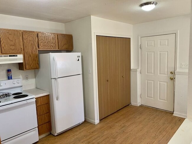 Building Photo - Cozy 2 Bed, 1 Bath Apartment in Johnstown. Water/Sewer/Gas/Trash Included in Rent!