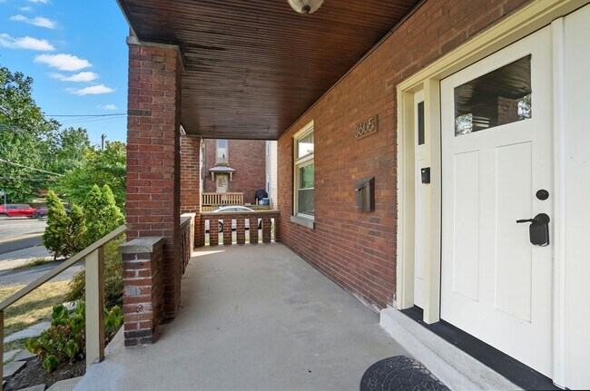 Building Photo - 6 Bed/3 Bath Remodeled Hyde Park Home w/Ce...