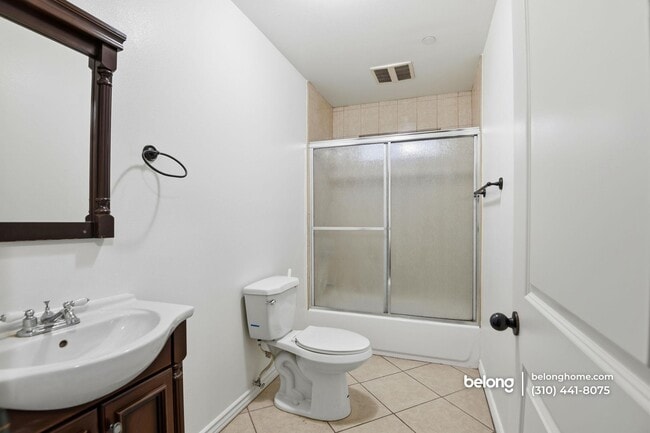 Building Photo - 1614 W 39th Pl