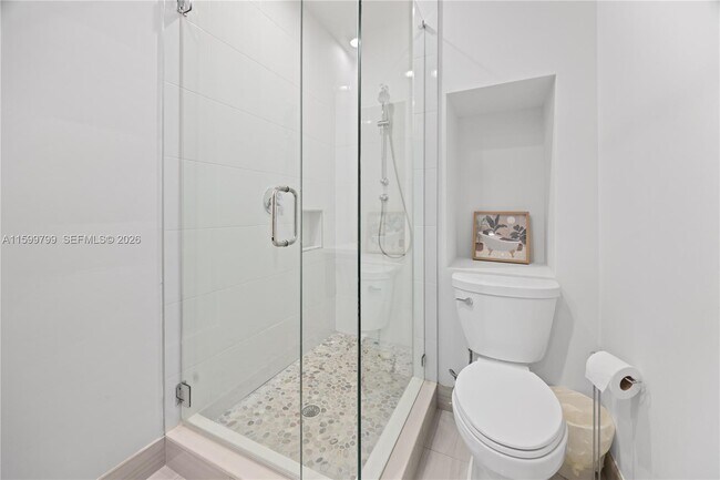 Building Photo - 513 Palm Dr