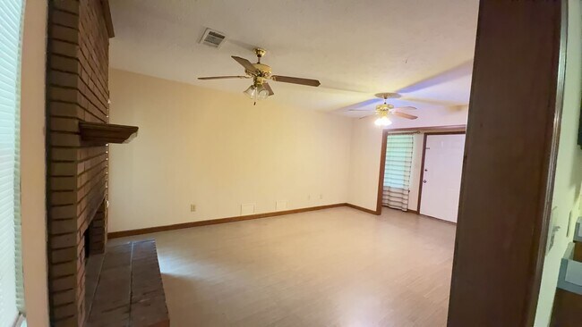 Building Photo - 103 Valley Creek Dr