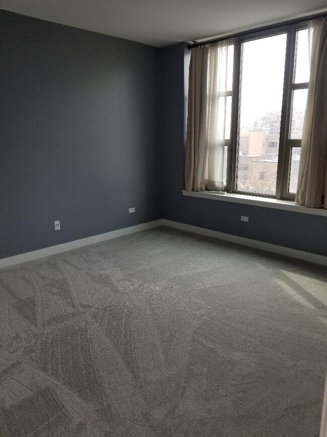 Building Photo - Extra Spacious Corner 1 Bed Condo set in Chicago's Desirable West Loop Neighborhood! Ready 6/1!