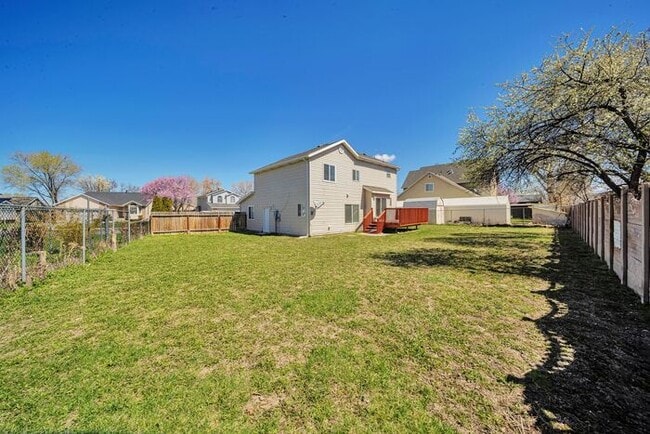 Building Photo - Awesome remodel home in great location w attached 2 car,!