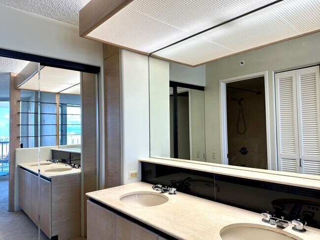 Building Photo - Subtly Furnished Honolulu Park Place 2BR/2BA/2PK Ocean View