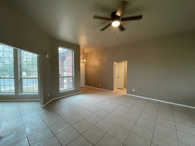 Building Photo - Beautiful One Story Home on a cul-de-sac near Lackland AFB