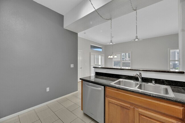 Building Photo - Two Bedroom Condo in Gate community