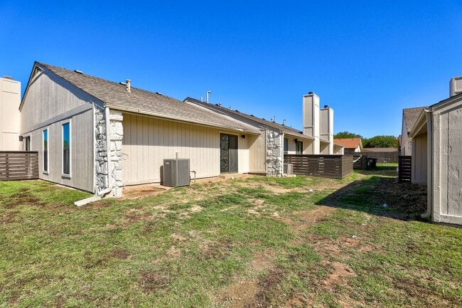 Building Photo - Home Like Living at Apartment Prices