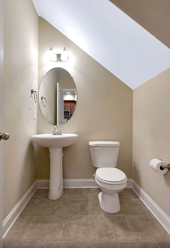 Building Photo - Three Master Suites - Super Location- Bellevue Area