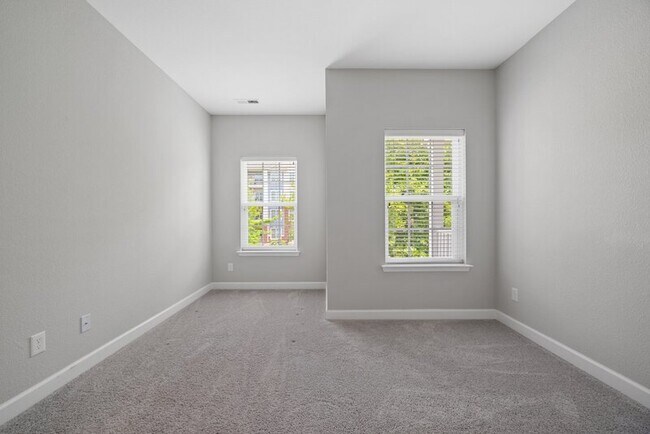 Building Photo - 623 Freeman Dr
