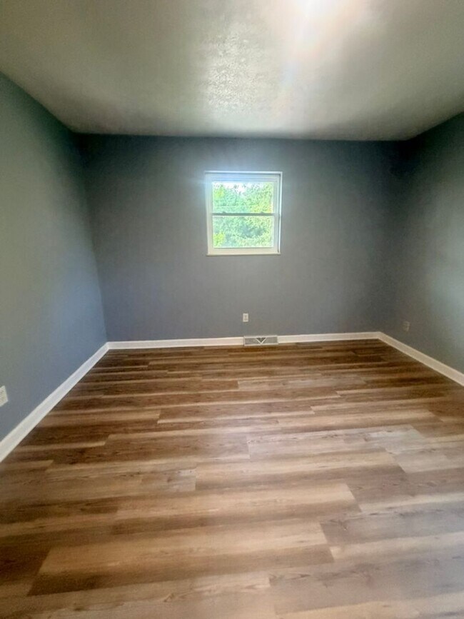 Building Photo - Spacious Maryville City Rental with Finished Basement & Lawn Care Included!