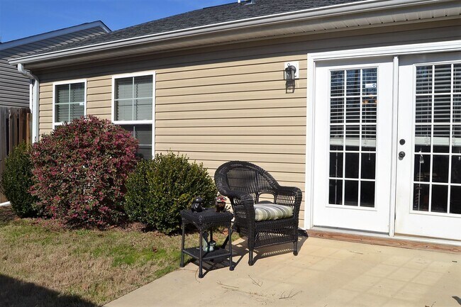 Building Photo - Cute 2 Bedroom Townhouse - Close to Shopping & Restaurants! Near I-20 and Washington Rd