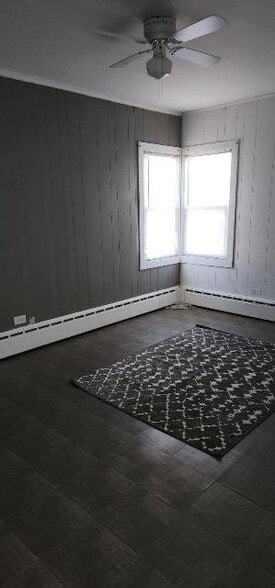 Building Photo - 10850 Parkside Ave