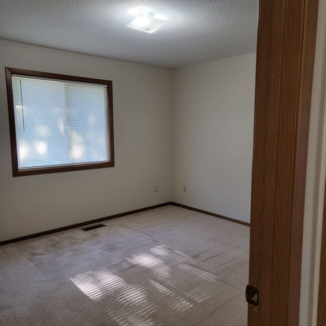 Building Photo - 3 BED | 2 BATH | SPLIT-FOYER HOME | RAPID ...