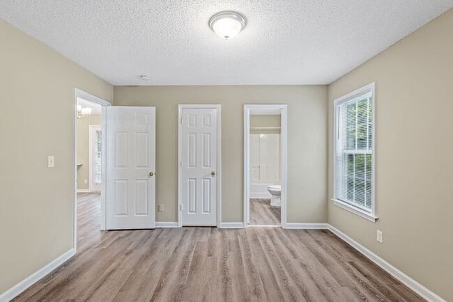 Building Photo - Welcome to this charming 4 bedroom, 2 bathroom home located in Greensboro, NC.