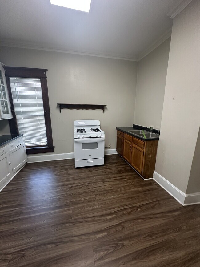 Building Photo - 747 Parker Ave