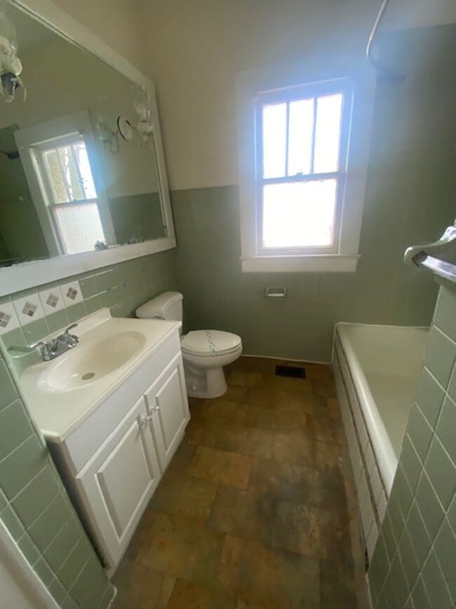 Building Photo - 3 Bed 1 Bath Home | Pet Friendly | Washer ...