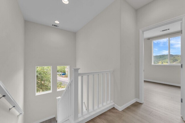 Building Photo - Gorgeous remodeled 3 bedroom, 3 full bathroom home for rent!