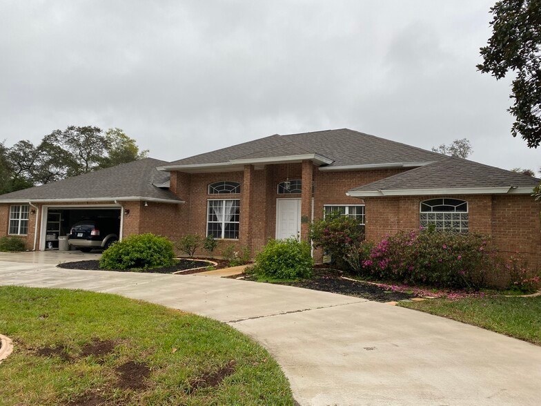 Circular driveway - 1476 Kenoa Cir