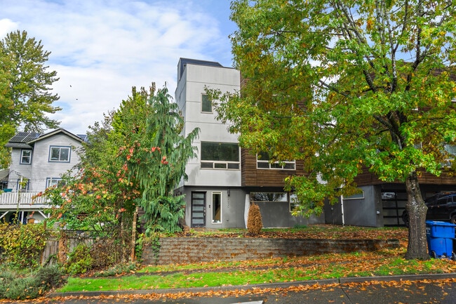 Building Photo - 2010 S Judkins St