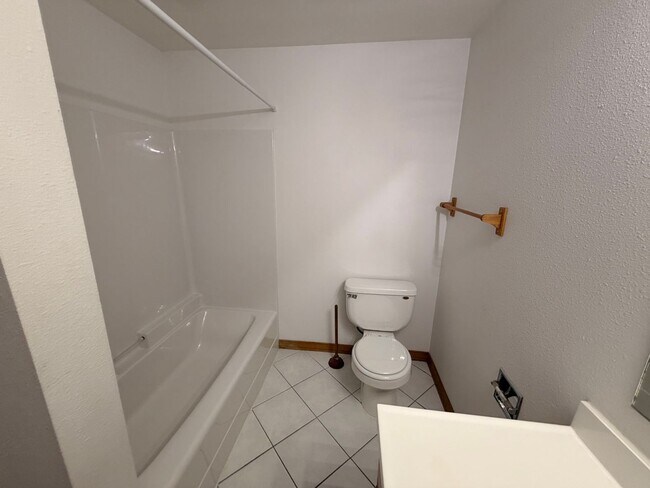 Building Photo - Spacious 3 Bed, 2.5 Bath House in Spokane Valley!