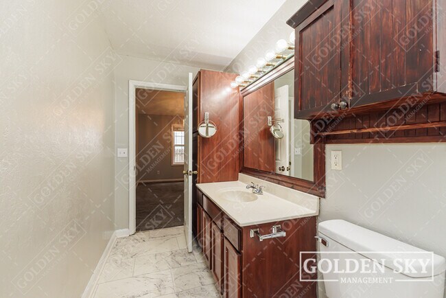 Building Photo - 2708 S Mulberry St