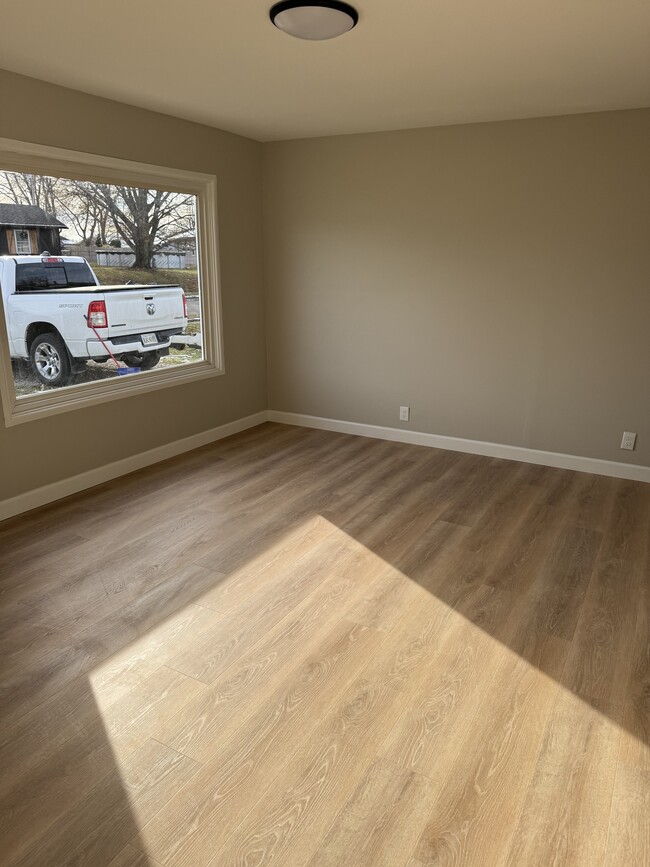 Building Photo - 580 Edgewood Dr