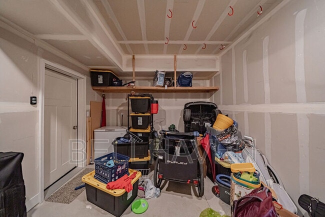 Building Photo - 380 S 3rd W