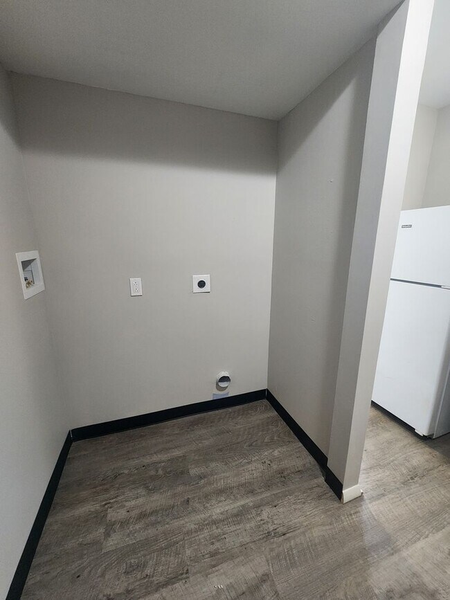 Building Photo - Spacious 2-Bedroom Townhome – Move-In Ready!