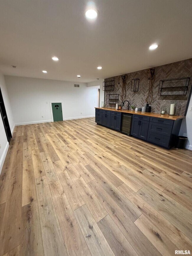 Building Photo - 2625 E 56th Ct