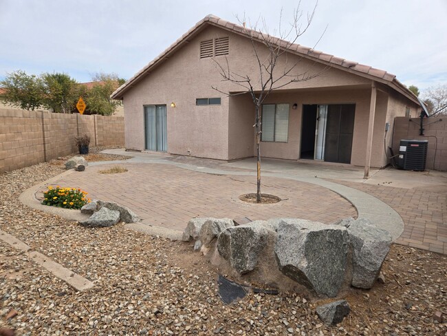 Building Photo - 3 bed 2 bath in Goodyear! No HOA