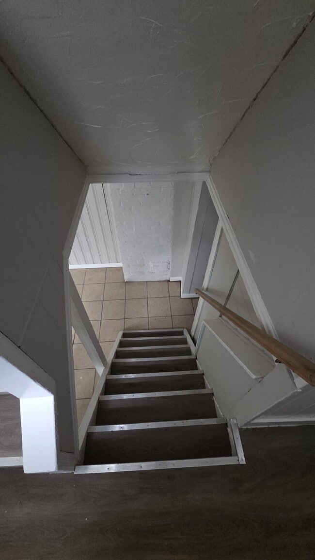 Building Photo - 4 Bedroom 2 Bath - Split Level Single Family Home!